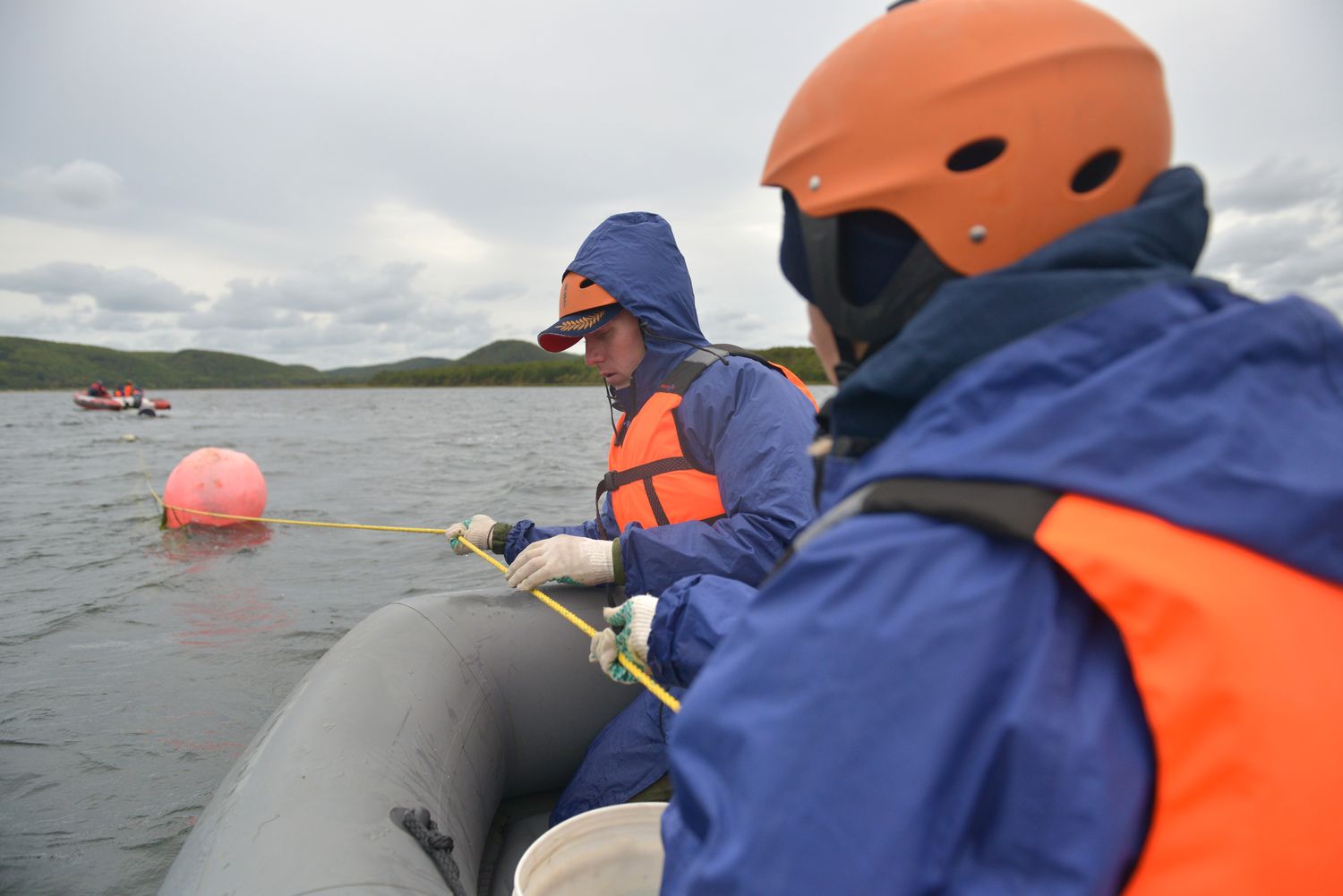 Практическая тренировка по освобождению больших китов от остатков рыболовных орудий и пластикового мусора