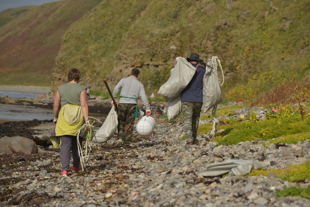 Общественники провели уборку побережья вблизи лежбища сивучей 