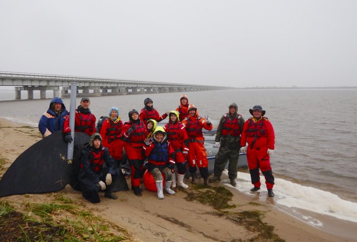 В Ногликах  прошла очередная тренировка по освобождению китов от сетей и мусора