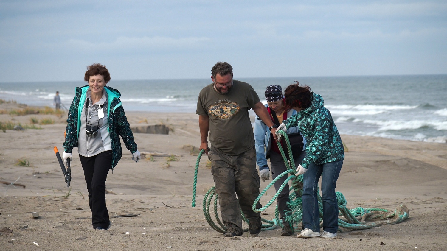 В районе залива Чайво побережье было очищено от брошенных рыболовных сетей, представляющих угрозу для серых китов