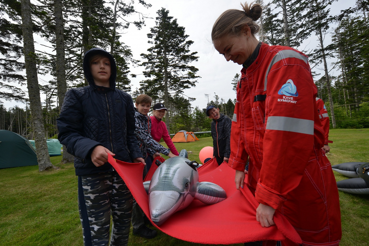 «Друзья Океана» показали детям как распутывают тюленей и снимают дельфинов с мели.